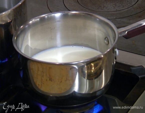 Молоко влить в кастрюлю и прогреть, не доводя до кипения.