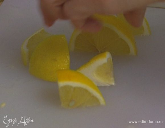 Из четвертинки лимона выжать 1/2 ч. ложки лимонного сока.