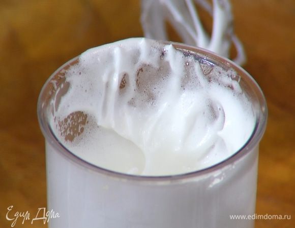 Белки взбить в плотную массу, затем добавить сахарную пудру и взбивать еще минуту.