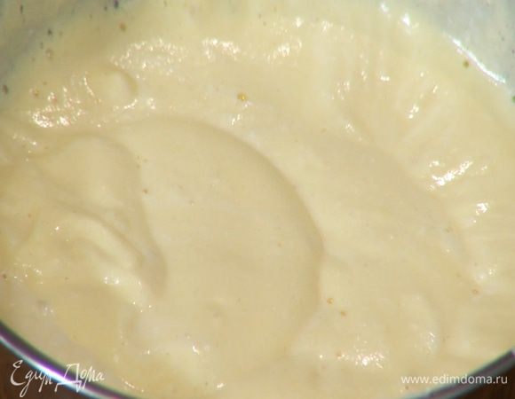 Взбитые белки ввести в еще не успевший остыть крем (это важно!) и все вымешать лопаткой, затем взбить блендером с насадкой-венчиком на самой низкой скорости.