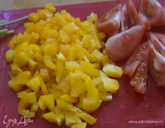 Рис отварить в воде до готовности.

Пока рис варится, подготовим овощи. Хорошо промываем овощи и зелень, даем стечь воде. Болгарский перец режем маленькими квадратиками, помидор - тонкими дольками.