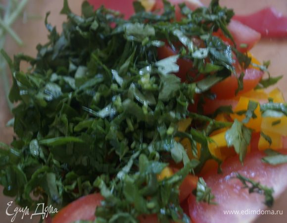 Зелень укропа и петрушки измельчаем. Овощи и зелень выкладываем в салатник.