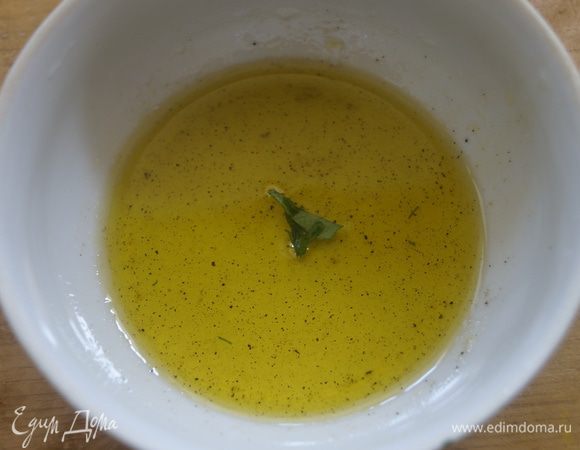 Делаем заправку: оливковое масло смешиваем с лимонным соком, солим и перчим.