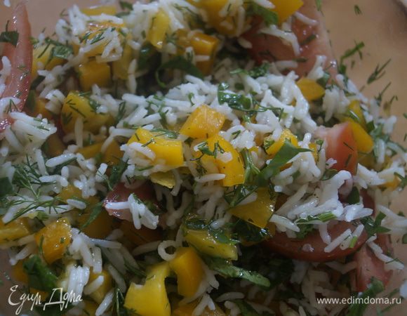 Рис откидываем, даем стечь воде. В салатник добавляем наш отварной рис.

Заливаем заправкой и перемешиваем.