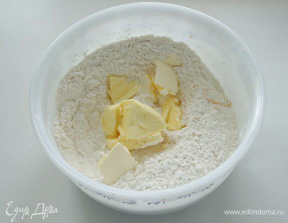 Добавьте холодное сливочное масло.