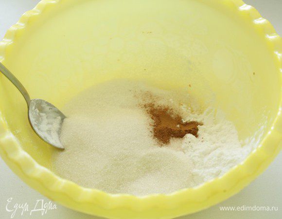 Для начинки: перемешать сахар, крахмал, корицу. 