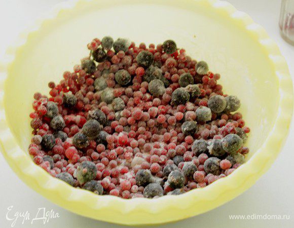 Добавите к ягодам и перемешайте. 