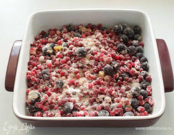 Разогрейте духовку до 180-200С. Смажьте форму сливочным маслом. Выложите начинку.