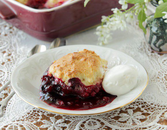 Выпекать 30-40 минут или до золотистого цвета. Дать немного остыть.
Подавать пуфы теплыми с шариком мороженого или взбитыми сливками.