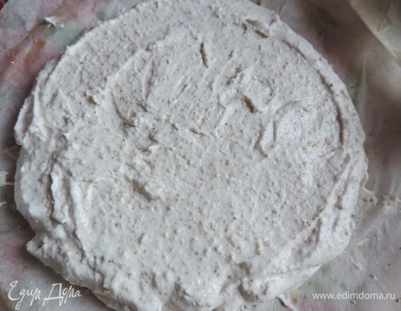 На пергаменте рисуем два круга диаметром 22-23см, распределяем по ним белковую массу. Выпекаем безе при температуре примерно 120 градусов. Мне понадобилось полтора часа, чтоб безе полностью высохло. Вы ориентируйтесь на свою духовку.