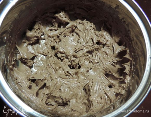 Для шоколадного крема масло комнатной температуры взбиваем, понемногу добавляем сгущенку комнатной температуры. В конце взбивания добавляем коньяк (по желанию) и какао (столовую ложку я набирала с горкой).