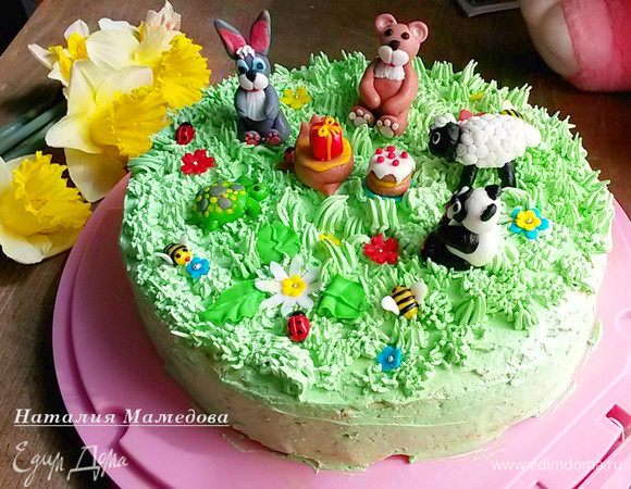 Теперь остался самый легкий и самый приятный момент: украшаем наш торт заранее подготовленными мастичными зверушками. МК по зверушкам можно посмотреть здесь http://www.edimdoma.ru/club/posts/18464-zabavnye-zverushki-iz-mastiki-zaychik-panda-ovechka
Кушать этот торт можно практически сразу. Но я люблю такие торты с застывшим кремом, поэтому его убираю в холодильник, чтобы он хорошенько охладился.