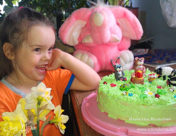 А вот счастливая и довольная именинница.