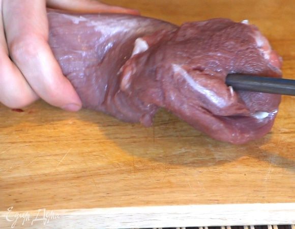 Берем вырезку и мусат. Прокалываем вырезку мусатом вдоль, чтобы получилась полость по всей длине вырезки. Делаем аккуратно, чтобы не образовалось дырок.