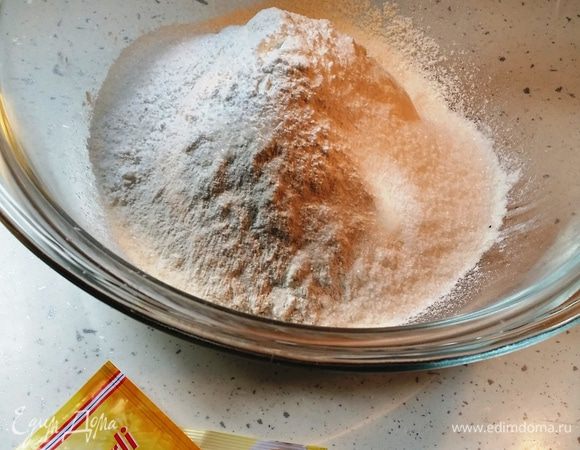 В глубокой миске смешайте все сухие ингредиенты.