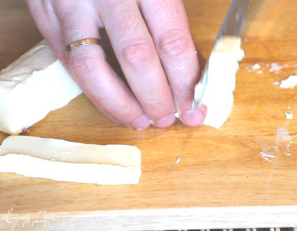 Режем масло брусочками размером со сливу. Масло лучше подморозить, чтобы с ним было удобнее работать.
