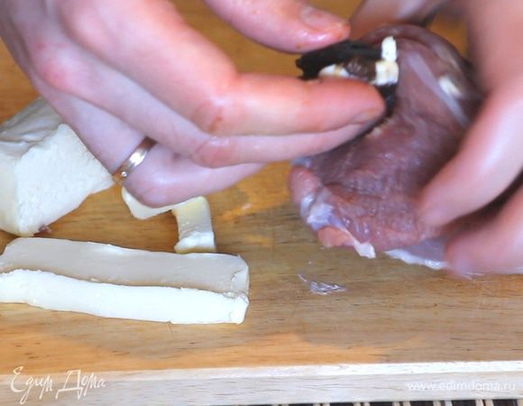 Фаршируем вырезку по всей длине.