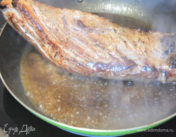 Далее деглазируем сковороду вином и упариваем наполовину.