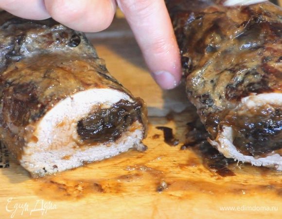 Режем вырезку на порционные кусочки. Готово!