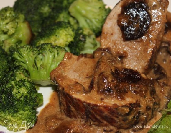 Подаем вырезку с черносливом вместе с брокколи, приготовленной на пару. Всего вам вкусного!