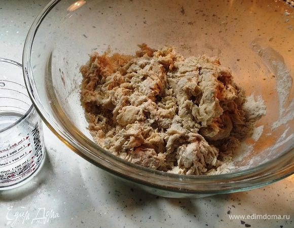 Постепенно добавляя воду, замесите тесто. В конце замеса добавьте масло.