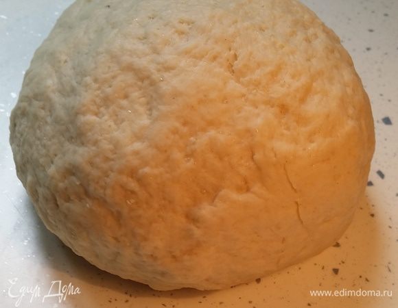 Возможно муки понадобится немного больше или меньше, в каждом случае — все индивидуально. Скатайте тесто в шар, оставьте на столе и накройте пленкой.