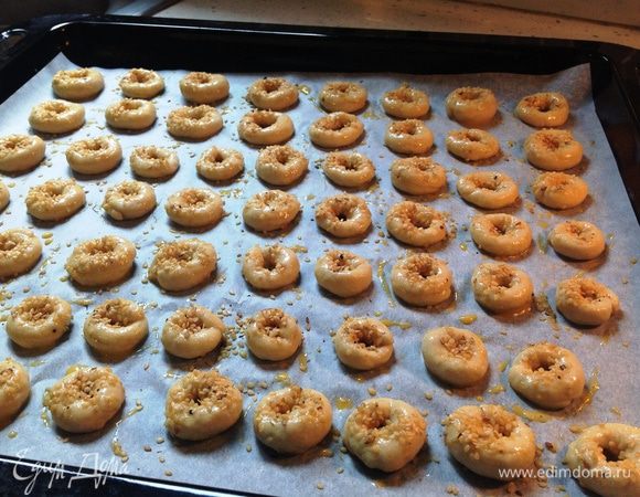 Уложите подготовленные сушки на противень, застеленный пекарской бумагой или просто посыпанный мукой. Сверху при желании их можно посыпать маком или кунжутом. Выпекать в духовке при температуре 200°C примерно 20 минут.