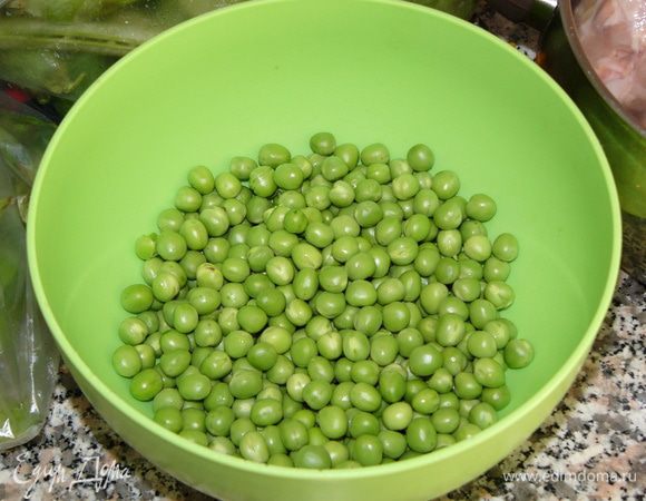 Горошек освобождаем от стручков. Можно использовать замороженый или консервированный. У меня свежий.