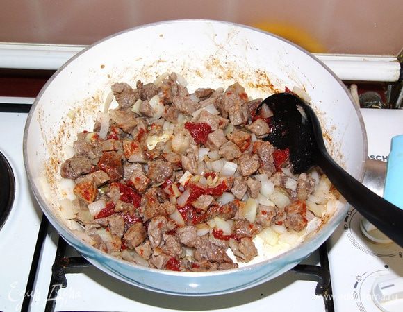 Овощи очищаем и нарезаем кубиками. У меня нет единого мнения, на каком этапе лучше добавить лук. В этот раз я добавила его к обжаренному мясу, жарила еще пару минут, потом добавила томатную пасту. Ее тоже полагается слегка обжарить.