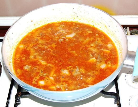 Заливаем все это кипятком и тушим под крышкой до мягкости мяса. Это может занять от 30 минут до полутора часов. Не забудем про лавровый листик, душистый и другие перцы в горошке.