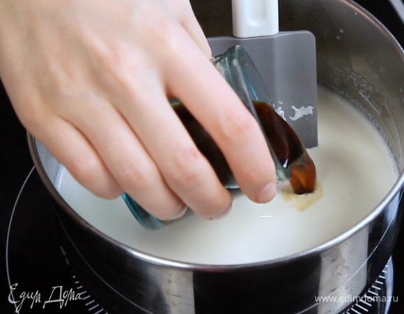 Разогреть духовку до 140С.
            
Нагреть в сотейнике сливки и молоко, добавить эспрессо.