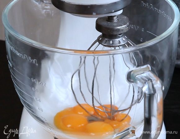 Взбить желтки в пышную массу, постепенно добавить горячую молочную смесь. Добавить сахар и взбить. Процедить полученную массу и разлить по формочкам.