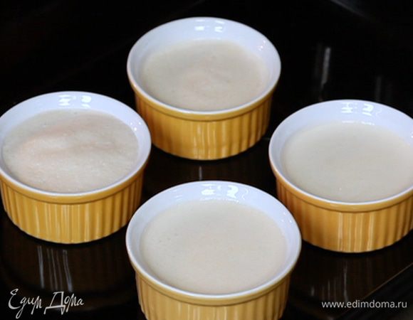 Формы поставить на глубокий противень и налить горячей воды до середины. Выпекать 45 минут. Затем остудить и убрать в холодильник на 7 часов или на ночь.

При желании перед подачей сделать сахарную корочку.
