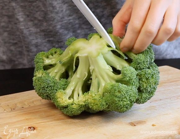 Разделить брокколи на соцветия и отварить в кипящей воде 2-3 минуты.