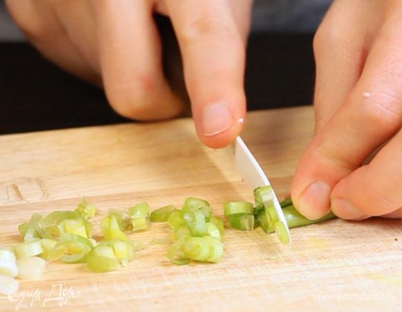 Натереть сыр, порезать лук.