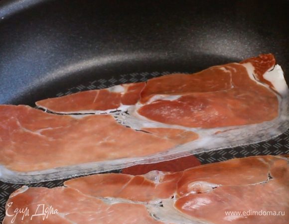Обжарить бекон на сухой сковороде.