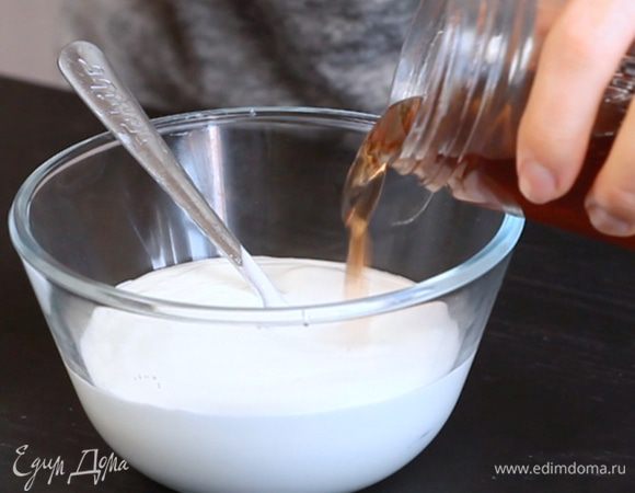Соединить сметану с уксусом и сиропом.