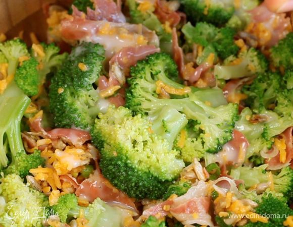 Соединить все ингредиенты и заправить соусом.