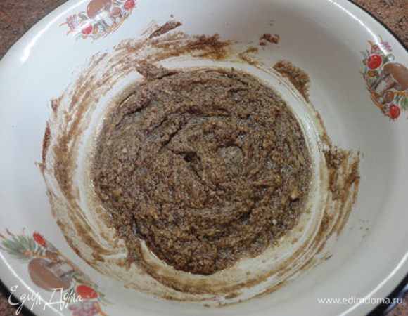 Смешайте маргарин, сахарозаменитель (2 чайные ложки), мед, корицу и перец до однородной массы.