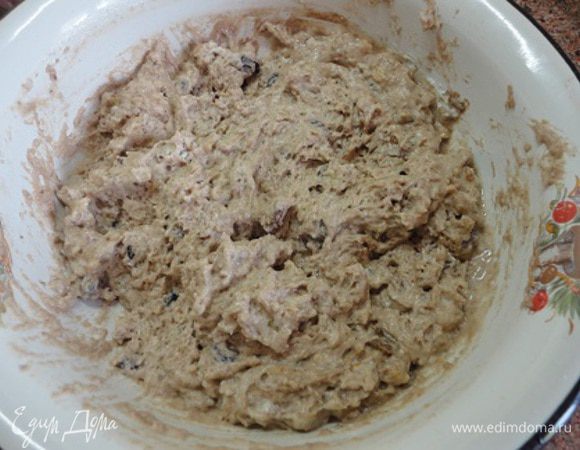 Соедините масляную и сухую смеси и начните добавлять холодную воду. Еще раз напоминаю - не выливайте всю. Возможно, вся вода не понадобится.