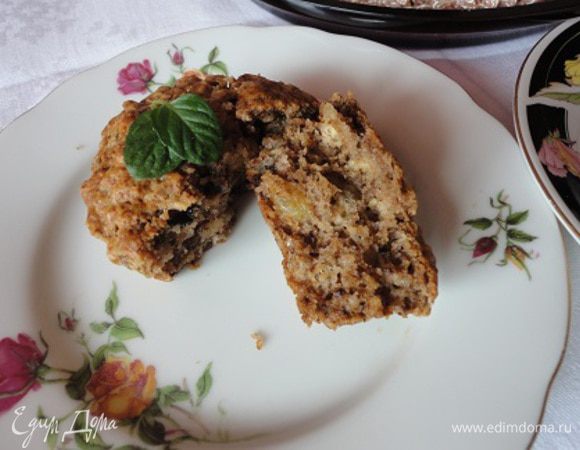 Смажьте формочки растительным маслом. Выкладывайте ложкой, оставляя место для подъема. Выпекайте 20 минут при температуре 180 градусов.
Очень приятного чаепития!