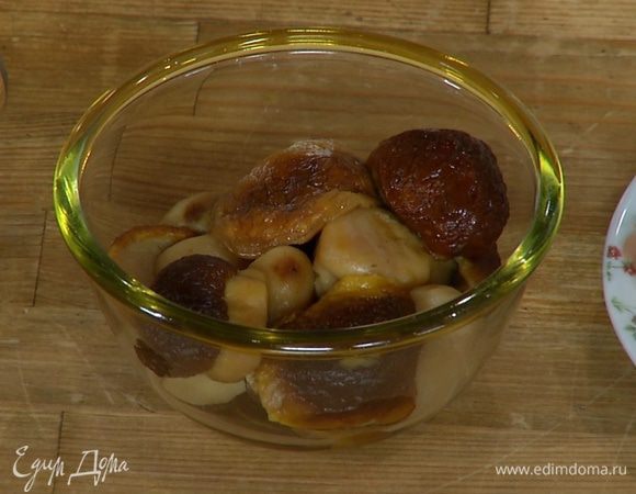 Белые грибы предварительно разморозить.