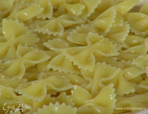 Бантики отваривать в подсоленной воде на минуту меньше, чем указано на упаковке, затем воду слить и сохранить.