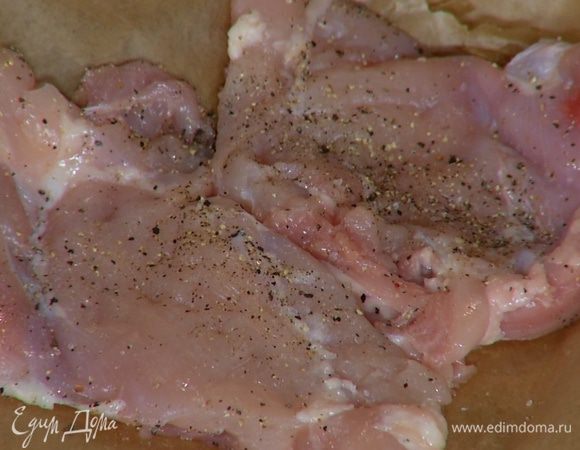 Бедрышки слегка посолить и поперчить, поместить между двух слоев бумаги для выпечки и отбить.