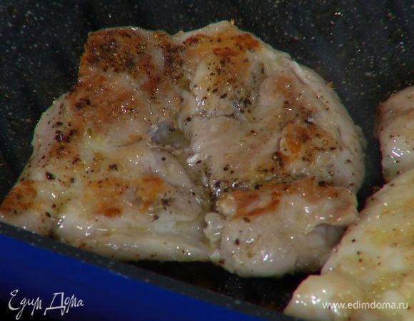 Разогреть в сковороде-гриль оливковое масло и обжарить куриное мясо с двух сторон до готовности.