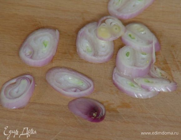 Лук и чеснок почистить и нарезать тонкими кольцами.