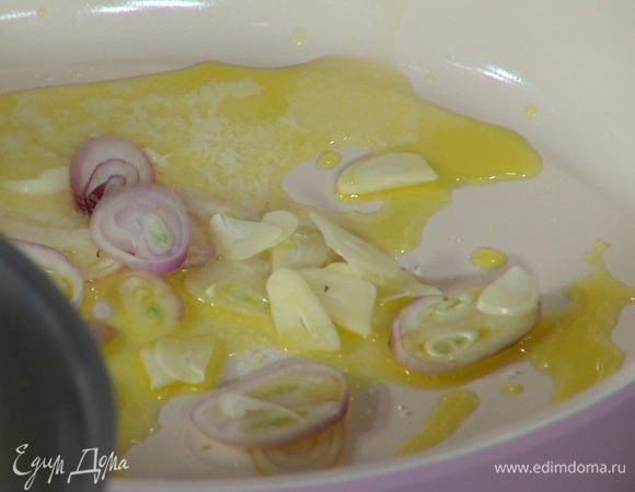 В отдельной сковороде разогреть сливочное и оливковое масло Extra Virgin, посолить масло, слегка обжарить лук, затем добавить чеснок и обжарить все до прозрачности.