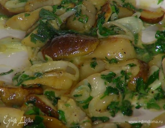 Листья петрушки мелко порубить, добавить к грибам с луком, перемешать и обжаривать 3–4 минуты.