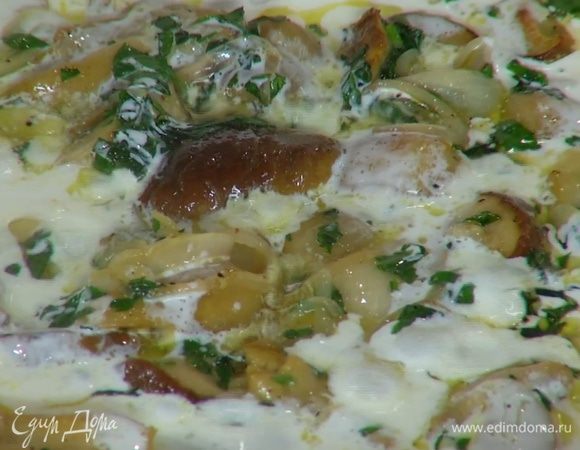 Влить в сковороду сливки, уменьшить огонь и прогревать все на небольшом огне еще 3–4 минуты, до готовности грибов.