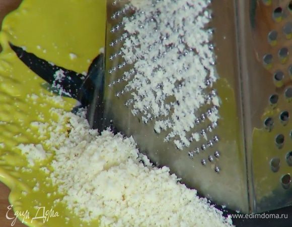 Сыр натереть на мелкой терке.